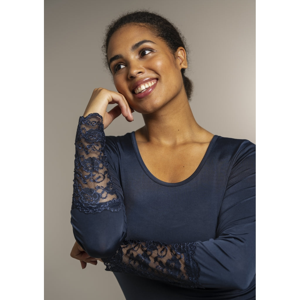Sandgaard Bluse med blonde ærmer Top Dark Blue